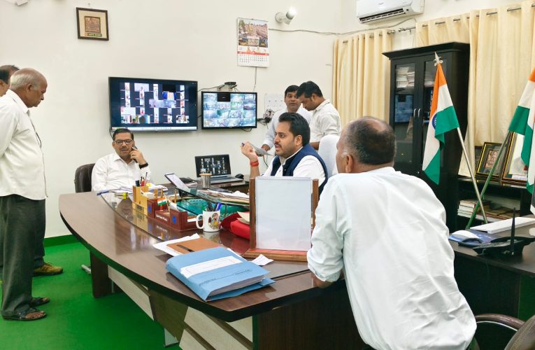 जनसुनवाई में लापरवाही पर जिलाधिकारी का बड़ा एक्शन, 11 अधिकारियों का वेतन अवरुद्ध
