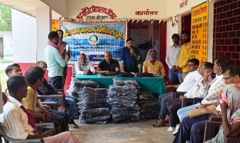 विद्यालय में स्कूल बैग का वितरण किया गया। बैग पाने से बच्चों में उत्साह।पूर्वा टाइम्स -विजयओझा।मिर्जापुर -राजगढ़।गंगा जन कल्याण मेमोरियल ट्रस्ट, मिर्जामुराद, वाराणसी के तत्वावधान में कंपोजिट विद्यालय जौगढ़, विकास खंड राजगढ़, मीरजापुर में विद्यालय में पढ़ने वाले बच्चों को निःशुल्क स्कूल बैग का वितरण किया गया। संस्था की ओर से मंत्री राजेश कुमार, उपाध्यक्ष संतोष कुमार, सदस्य उमेश चंद्र व मंद्रेश ने बैग वितरण किया। राजेश ने बताया कि संस्था का उद्देश्य बच्चों को उन बुनियादी सुविधाओं की उपलब्धता करना हैं जिनसे बच्चों की पढ़ाई में कोई बाधा न आये। विद्यालय के प्र0अ0 अलोक जौहरी ने सभी का स्वागत व आभार प्रकट किया। इस अवसर पर ग्राम के समाजसेवी अभयमान सिंह, विद्यालय के शिक्षकगण राजेंद्र प्रसाद सिंह, आनंद सिंह, जंगबहादुर मौर्य, अनूप सिंह, मनोरमा देवी, सुमन सिंह, सत्तमी प्रसाद, संकुल दिनेश सिंह, संजय कुमार, ओम राहुल सिंह,मनोज सिंह, अभिभावकगण व विद्यालय के छात्र उपस्थित रहे।