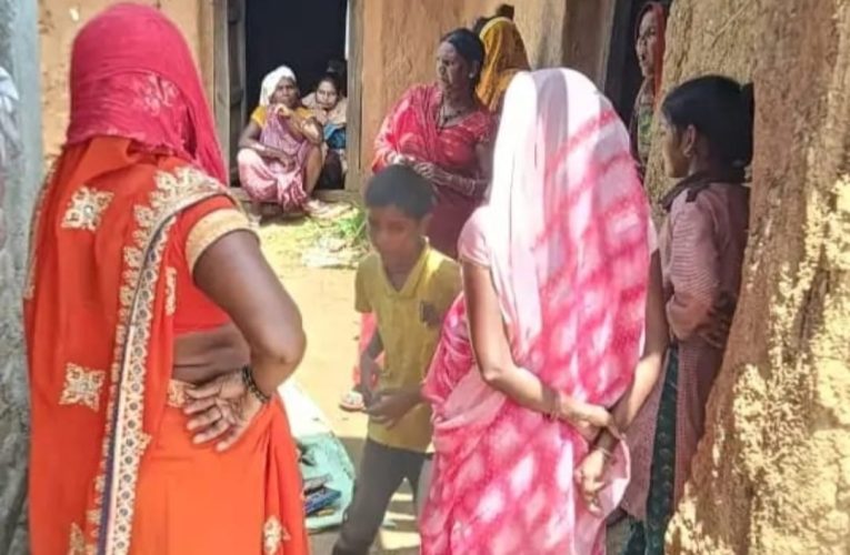 संदिग्ध परिस्थितियों में कुएं में गिरने से महिला की दर्दनाक मौत।पूर्वा टाइम्स – विजय ओझा।मीरजापुर -मड़िहान थाना क्षेत्र के मटिहानी गांव में रविवार को उस समय मातम छा गया, जब एक महिला की कुएं में गिरने से दर्दनाक मौत हो गई। घटना की सूचना मिलते ही परिजनों में चीख-पुकार मच गई।सूचना पर पहुंची मड़िहान पुलिस ने ग्रामीणों की मदद से महिला को कुएं से बाहर निकलवाने का प्रयास शुरू कराया। काफी मशक्कत के बाद शव को बाहर निकालकर आवश्यक कानूनी कार्रवाई की जा रही है। घटना कैसे हुई, यह अभी स्पष्ट नहीं हो सका है। पुलिस मामले की जांच में जुटी है। कानूनी कार्रवाई की जा रही है।