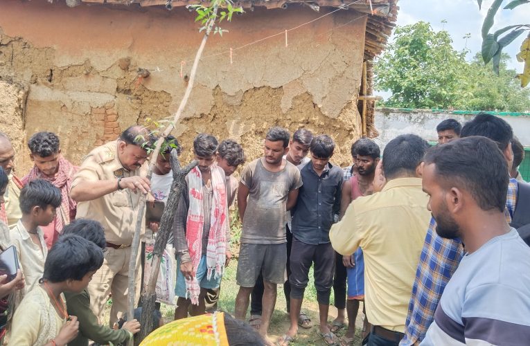 घर के बंद कमरे में फंदे से लटका मिला युवक, जांच में जुटी पुलिस.