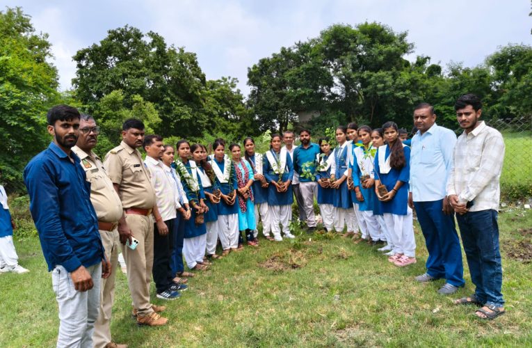सोनांचल इंटर कॉलेज, घोरावल, सोनभद्र में पौध वितरण, वृक्षारोपण, पर्यावरण संरक्षण शपथ एवं संगोष्ठी का आयोजन
