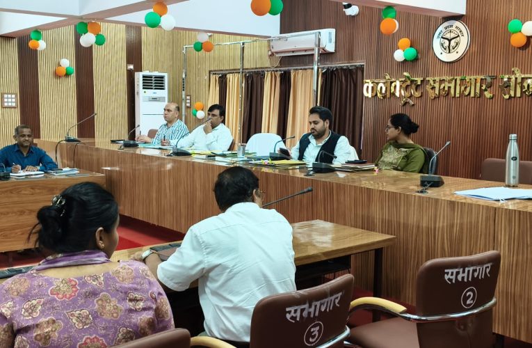 बच्चों का आधार कार्ड बनवाने में लापरवाही न करें, सभी विभाग प्राथमिकता से सुनिश्चित करें कार्य-जिलाधिकारी