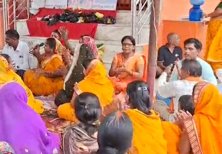 सोनभद्र प्राचीन शिवाजी तालाब पर विश्व हिंदू महासंघ मातृशक्ति ने धूमधाम से मनाया गुरु पूर्णिमा पूजा-अर्चना के बाद लगा विशाल भंडारा