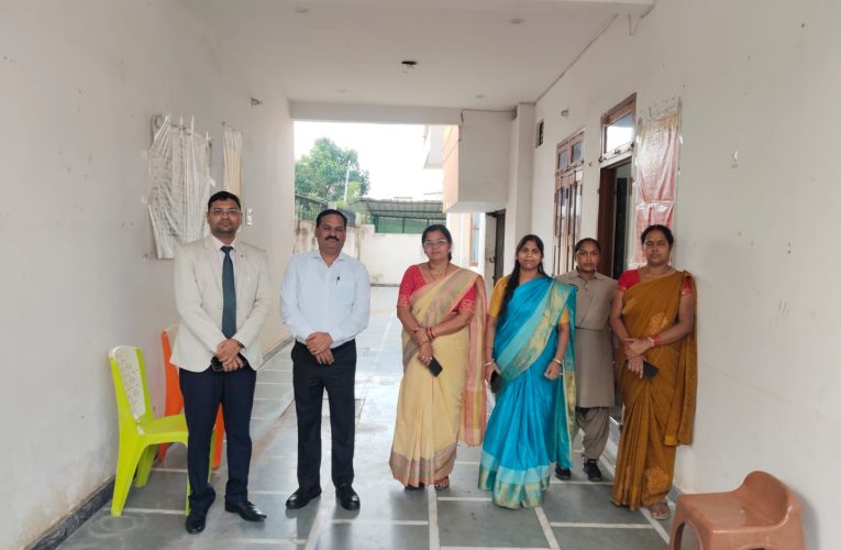 पूर्वा टाइम्स – समाचारमाननीय उच्च न्यायालय, इलाहाबाद के पत्रांकः 1347/एसएलएसए/2026, लखनऊदिनांकितः 30.06.2026 के निर्देशानुसार एवं राम सुलीन सिंह माननीय जनपद न्यायाधीश/अध्यक्ष, जिला विधिक सेवा प्राधिकरण, जनपद सोनभद्र के आदेशानुसार आज दिनांकः 30.07.2026 को समिति के सदस्यगण ओमकार शुक्ला, अपर जनपद न्यायाधीश/विशेष न्यायाधीश (पॉक्सो एक्ट) एवं राहुल, सिविल जज, सी0डि0/सचिव, जिला विधिक सेवा प्राधिकरण, जनपद सोनभद्र द्वारा पूर्वासी ग्रामीण उत्थान विकास सेवा समिति द्वारा संचालित बाल गृह (बालिका), इन्द्रपुरी कालोनी राबर्टसगंज, सोनभद्र का निरीक्षण किया गया। बाल गृह (बालिका) की अधीक्षिका श्रीमती नीलम सिंह एवं अन्य स्टाफ उपस्थित रहें निरीक्षण के समय बाल गृह (बालिका) में कुल 43 बालिकायें आवासित थी। जिसमें से क्रमशः सोनभद्र की 22, मीरजापुर की 19, भदोही की बालिकायें 02 एवं 03 नवजात शिशु है। निरीक्षण के समय बाल गृह (बालिका) में साफ-सफाई पायी गयी तथा बाल गृह (बालिका) में आवासित बालिकाओं को मीनू के अनुसार नाश्ता एवं भोजन आदि दिया जा रहा है तथा बालिकाओं को एवं अन्य स्टाफ को घरेलू हिसां से महिला संरक्षण अधि0 2005, दहेज प्रतिषेध अधि0 1961, गर्भ का चिकित्सीय समापन अधि0 1971, मातृत्व लाभ अधि0 1961- 26 सप्ताह तक, कार्यस्थल पर महिलाओं के साथ यौन उत्पीड़न (रोकथाम, निषेध और निवारण) अधि0 2013, लैगिंक अपराधो से बालको का संरक्षण अधि0 2012, गर्भधारक पूर्ण एवं प्रसव पूर्ण निदान तकनीकी (लिंग चयन प्रतिषेध) अधि0 1994, समान पारिश्रमिक अधि0 1976, महिलाओं का अशिष्ट चित्रण (निषेध) अधि0 1966, हिन्दू उत्राधिकार अधि0 1956” एवं “Sex Selection Decline in child sex ratio under PCPNDT Act” की जानकारी दी गयी। साथ ही साथ छठवे चरण के “मिशन शक्ति“ विशेष अभियान के अन्तर्गत निम्नलिखित विषयों जैसे- दहेज प्रतिषेध कानून, घरेलू हिंसा अधिनियम 2005, लैंगित अपराधों से संरक्षण, कार्यस्थल पर यौन शोषण, गर्भ का चिकित्सीय समापन अधिनियम 1971, बाल विवाह प्रतिषेध अधिनियम, गिरफ्तारी से पूर्व, गिरफ्तारी के समय तथा उसके बार महिलाओं के अधिकार संबंधी प्रावधान व कानून, पूर्वगर्भाधान और प्रसवपूर्व निदान तकनीक अधिनियम 1994, विधिक सेवा प्राधिकरण अधिनियम 1987 की धारा 12 के अन्तर्गत महिलाओं के अधिकार, पीड़ित क्षतिपूर्ति योजना महिलाओं एवं बालिकाओं की सुरक्षा, सम्मान एवं स्वावलम्बन हेतु अधीक्षिका को निर्देशित किया गया तथा इसके अधिकारों एवं लाभ के संबंध में जागरूक किया गया। यह जानकारी राहुल, सिविल जज, सी0डि0/सचिव, जिला विधिक सेवा प्राधिकरण, जनपद सोनभद द्वारा दी गयी।