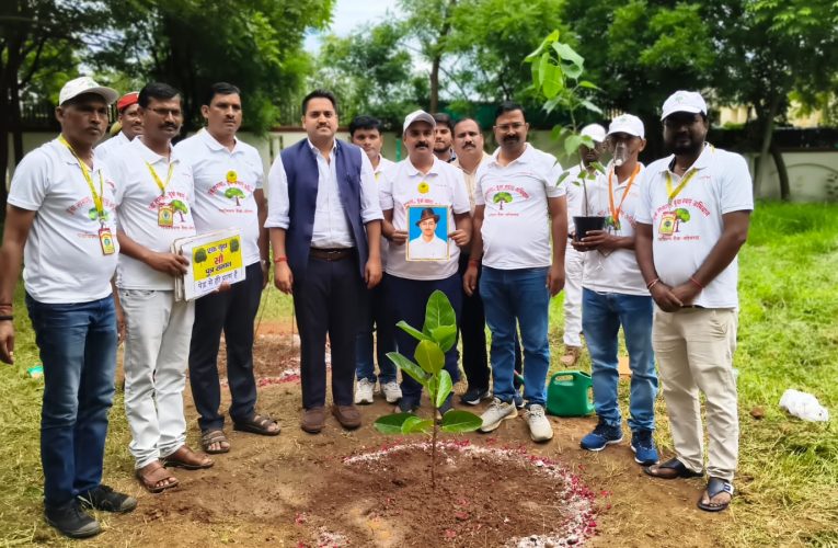 पेड़ से ही प्राण है अभियान के तहत कलेक्ट्रेट परिसर में जिलाधिकारी ने किया पौधरोपण -पूर्वा टाइम्स – समाचार