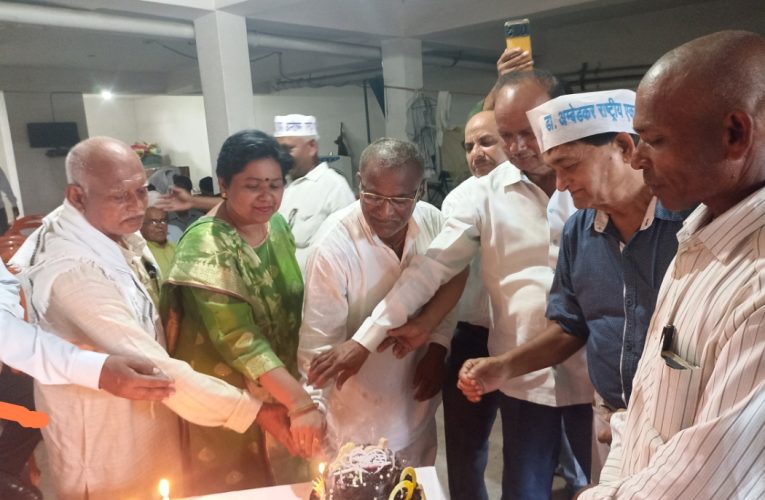 अम्बेडकर राष्ट्रीय एकता मंच गोरखपुर के नेतृत्व में संगठन के राष्ट्रीय अध्यक्ष का जन्मदिन धूमधाम से मनाया गया