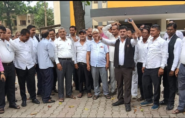 आरोपी पुलिस कर्मी को फांसी दिलाने की मांग करते हुए अधिवक्ताओं ने किया प्रदर्शन