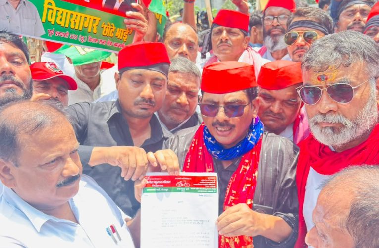 काली पट्टी बांधकर सपाइयों ने निकाला शांतिपूर्ण मार्च, राज्यपाल को संबोधित ज्ञापन डीएम को सौंपा