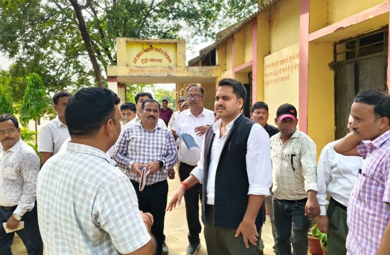 जिलाधिकारी ने दुद्धी क्षेत्र की विभिन्न परियोजनाओं का किया निरीक्षण, गुणवत्ता एवं समयबद्धता पर दिया विशेष जोर