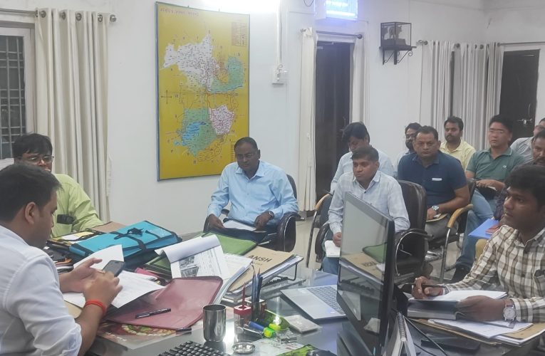 पम्प्ड स्टोरेज परियोजनाओं में तेजी लाने के लिए जिलाधिकारी ने की समीक्षा बैठक