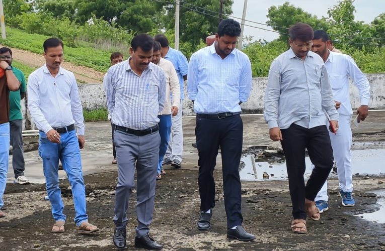 लोक आयुक्त की जांच समिति ने नगर पंचायत चोपन में की जांच, अभिलेखों का किया अवलोकन पूर्वा टाइम्स – समाचारसोनभद्र -चोपन पूर्व व्यापार मंडल अध्यक्ष संजय जैन द्वारा की गई शिकायत के क्रम में लोक आयुक्त के निर्देश पर गठित जांच समिति बुधवार को नगर पंचायत चोपन पहुंची। समिति ने नगर पंचायत कार्यालय में शिकायत से संबंधित बिंदुओं पर उपलब्ध अभिलेखों, विकास कार्यों से जुड़े दस्तावेजों एवं अन्य अभिलेखीय साक्ष्यों का बिंदुवार परीक्षण किया। जांच के दौरान नगर पंचायत प्रशासन की ओर से समिति को सभी आवश्यक अभिलेख एवं मांगी गई जानकारियां उपलब्ध कराई गईं। अधिशासी अधिकारी एवं संबंधित कर्मचारियों ने शिकायत के प्रत्येक बिंदु पर क्रमवार अपना पक्ष रखते हुए समिति को विस्तृत जानकारी दी।इसके उपरांत जांच समिति ने नगर के काली मंदिर परिसर स्थित सामुदायिक भवन का स्थलीय निरीक्षण भी किया। समिति ने भवन की स्थिति एवं संबंधित कार्यों का मौके पर अवलोकन किया तथा आवश्यक जानकारी प्राप्त की। नगर पंचायत प्रशासन ने जांच समिति को पूर्ण सहयोग प्रदान किया। जांच प्रक्रिया शांतिपूर्ण एवं पारदर्शी वातावरण में संपन्न हुई। समिति ने अभिलेखों की जांच एवं स्थलीय निरीक्षण के बाद अपनी जांच प्रक्रिया पूर्ण की।नगर पंचायत प्रशासन ने कहा कि वह शासन की पारदर्शिता एवं जवाबदेही की नीति के अनुरूप कार्य कर रहा है तथा किसी भी जांच में पूरा सहयोग देना उसकी प्राथमिकता है। प्रशासन ने विश्वास व्यक्त किया कि प्रस्तुत अभिलेखों एवं उपलब्ध तथ्यों के आधार पर वास्तविक स्थिति स्पष्ट होगी तथा नगर पंचायत द्वारा कराए गए विकास कार्यों की पारदर्शिता सामने आएगी।