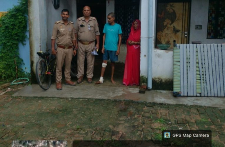 गैंगस्टर एक्ट के आरोपी के घर चस्पा किया न्यायालय का नोटिस पूर्वा टाइम्स – समाचार सोनभद्र। थाना चोपन में दर्ज गैंगस्टर एक्ट के मामले में वांछित अभियुक्त के विरुद्ध न्यायालय के आदेश पर धारा 84 बीएनएसएस के तहत कार्रवाई की गई। पुलिस ने अभियुक्त के घर पर न्यायालय का नोटिस चस्पा कर उसके परिजनों को कार्रवाई की जानकारी दी।पुलिस के अनुसार, थाना चोपन में दर्ज मुकदमा अपराध संख्या 420/2025 में उत्तर प्रदेश गिरोहबंद एवं समाज विरोधी क्रियाकलाप (निवारण) अधिनियम की धारा 3(1) के तहत आकाश शुक्ला पुत्र दिनेश कुमार शुक्ला, निवासी बारी सोरांव, थाना फाफामऊ, जनपद प्रयागराज के विरुद्ध मामला दर्ज है। अभियुक्त की उम्र करीब 21 वर्ष बताई गई है।माननीय न्यायालय सोनभद्र की ओर से 13 जुलाई 2026 को धारा 84 बीएनएसएस के तहत जारी आदेश के अनुपालन में पुलिस ने अभियुक्त के घर पर नोटिस चस्पा किया। साथ ही उसके परिजनों को बताया गया कि नोटिस चस्पा होने के 15 दिनों के भीतर अभियुक्त को न्यायालय अथवा सोनभद्र पुलिस के समक्ष उपस्थित होना होगा।पुलिस के मुताबिक, यह कार्रवाई पुलिस अधीक्षक अभिषेक वर्मा के निर्देशन में अपराध एवं अपराधियों के विरुद्ध चलाए जा रहे अभियान के तहत की गई। कार्रवाई थाना प्रभारी निरीक्षक अखिलेश कुमार मिश्र के नेतृत्व में थाना कोन पुलिस द्वारा की गई।