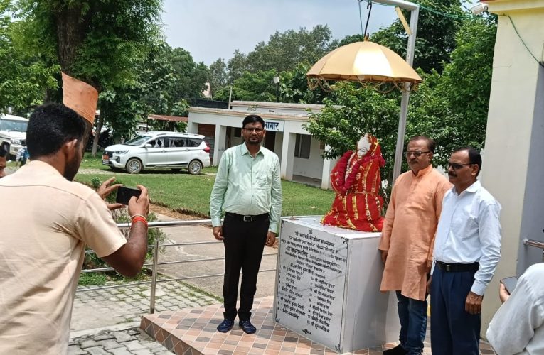 रेल कर्मचारी इंटर कॉलेज चोपनमें नवगठित विद्यालयप्रबंधन समिति के सदस्यों का भव्य स्वागत