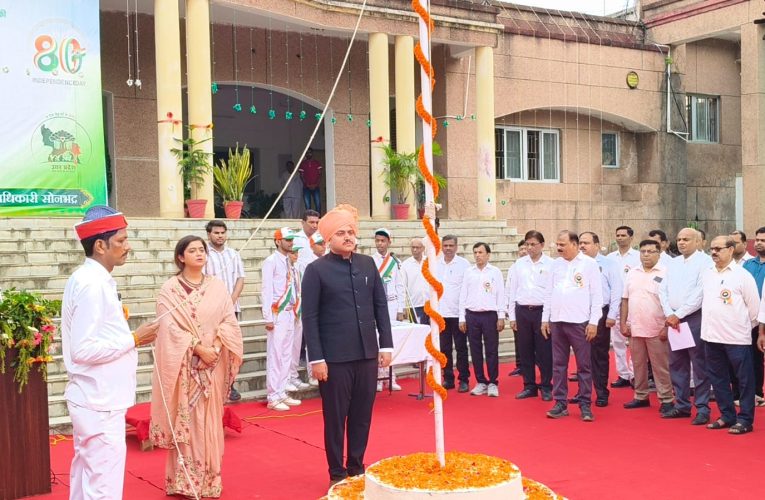 स्वाधीनता का गौरव… तिरंगे को नमन, राष्ट्र के महानायकों को श्रद्धांजलि