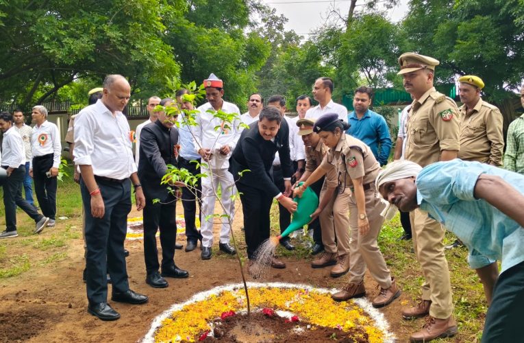 स्वतंत्रता दिवस पर कलेक्ट्रेट परिसर में गूंजा पर्यावरण संरक्षण का संदेश,एक पेड़ मां के नाम अभियान के तहत किया गया पौधरोपण