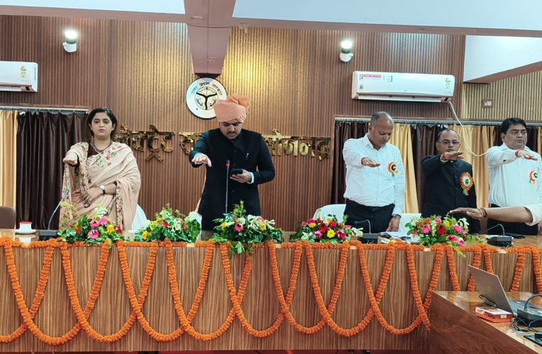 स्वतंत्रता दिवस पर जिलाधिकारी ने अधिकारियों-कर्मचारियों को दिलाई विकसित सोनभद्र के निर्माण की शपथ