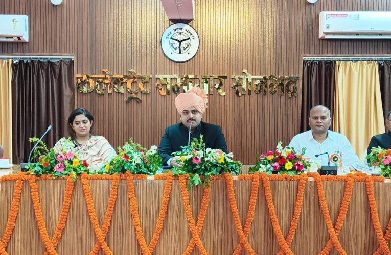 स्वतंत्रता दिवस पर कलेक्ट्रेट सभागार में शहीदों और स्वतंत्रता सेनानियों को किया गया नमनजिलाधिकारी ने कहा जनसमस्याओं का समयबद्ध एवं गुणवत्तापूर्ण निस्तारण हमारी सर्वाेच्च प्राथमिकता