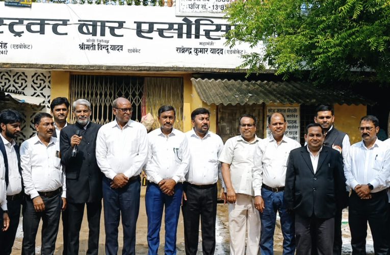 डिस्ट्रिक्ट बार एसोसिएशन, सोनभद्र के प्रांगण में हर्षोल्लास एवं गरिमापूर्ण वातावरण में मनाया गया स्वतंत्रता दिवस -पूर्वा टाइम्स – समाचार
