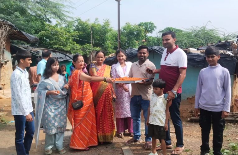 पूर्वा टाइम्स – समाचारओबरा सोनभद्र – नगर के चोपन रोड पर स्थित ग्रीन माउनटेन स्कूल के प्रबंधक डॉ अमित सिंह कुशवाहा और संस्थापिका शांति देवी ने गरीब बच्चों को मिठाई खिलाकर आजादी का जश्न मनाया। उनका कहना है कि गरीब माता पिता दिन रात मेहनत करने और दो पैसे जुटाने के चक्कर में अपना पूरा दिन व्यतीत कर देते है। जिससे उनके बच्चे इन खुशियों से पीछे रह जाते है। श्री कुशवाहा का कहना है कि देश की आजादी में हर एक परिवार के पूर्वज का योगदान कही न कही रहा है। लेकिन आज के परिवेश में हम सब भूलते जा रहे है। उनका कहना है कि आज के दिन उन गरीब को भी खुशियां मनाने का पूरा हक है। जो इस भारत देश के वासी है। उहोंने इसी निश्चय के साथ अपने कुछ सहयोगियों को लेकर गरीब झुगी झोपड़ीयों में घर-घर जाकर सबका मुंह मीठा कराया और सबको मिठाई खिलाई। जिससे सभी के चेहरों पर खुशियां दिखाई दी। इस मौके पर ग्रीन माउंटेन स्कूल की अध्यक्ष अन्नू सिंह, कुशवाहा समाज की महिला उपाध्यक्ष पुष्पा सिंह, डॉ जवाहिर कुशवाहा, गौतम कुशवाहा, आंचल सिंह, गणेश कुशवाहा, अर्पित सिंह आरव सिंह, शताक्ष सिंह आदि मौजूद रहे। श्री कुशवाहा से बात करने पर उन्होंने सारा श्रेय अपने माताजी विद्यालक की संस्थापिका शांति देवी को दिया।