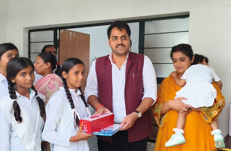 जन्मदिवस पर छात्राओं के बीच पहुंचे जिलाधिकारी, नवाचार के रूप में मनाया जन्मदिवस
