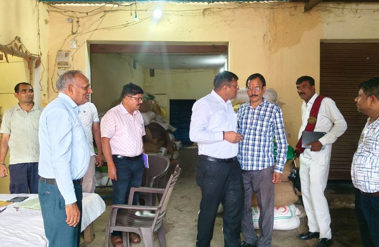चीनी की जमाखोरी पर प्रशासन सख्त, स्टॉकिस्टों के प्रतिष्ठानों का औचक निरीक्षण