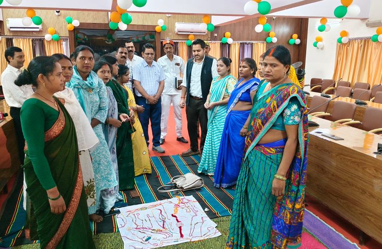 रक्षाबंधन से पहले समूह की बहनों का स्नेह, जिलाधिकारी की कलाई पर सजी आत्मनिर्भरता की राखी