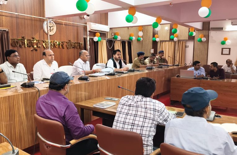 एक सप्ताह में अभियान चलाकर सड़कों के गड्ढे भरने की कार्रवाई सुनिश्चित करें-जिलाधिकारी