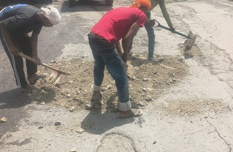 जिलाधिकारी के निर्देश पर जनपद में सड़कों को गड्ढामुक्त करने का अभियान तेज –