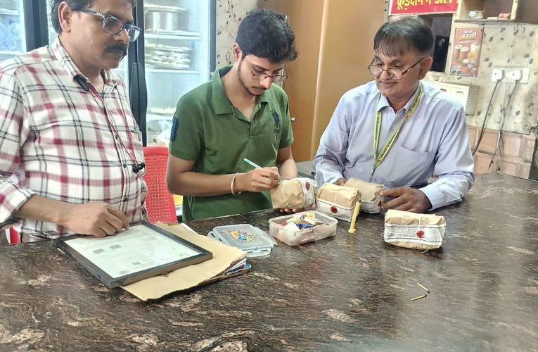 रक्षाबन्धन पर्व के अवसर पर खाद्य सुरक्षा एवं औषधि प्रशासन विभाग की टीम द्वारा 04 नमूनें संग्रहित कर जॉच हेतु भेजा।पूर्वा टाइम्स – समाचारसोनभद्र -आयुक्त, खाद्य सुरक्षा एवं औषधि प्रशासन, लखनऊ के पत्रांक-एफ०एस०डी०ए०/ रक्षा बंधन अभि० /2026-27/4224 दिनांक 21.08.2026 जिसमें आगामी पर्व रक्षाबन्धन के दृष्टिगत आम जनमानस को गुणवत्तापूर्ण खाद्य एवं पेय पदार्थ यथा-खोवा, पनीर, दूध एवं दुग्ध उत्पाद से निर्मित मिठाइयों, बूंदी के लड्डू, समस्त प्रकार की मिठाइयों एवं अन्य खाद्य पदार्थ उपलब्ध कराये जाने के लिए मिलावट पर प्रभावी रोकथाम हेतु अभिसूचना एकत्रित करते हुए दिनांक 21.08.2026 से दिनांक 27.08.2026 तक विशेष प्रवर्तन अभियान चलाये जाने के उद्देश से खाद्य सुरक्षा एवं औषधि प्रशासन विभाग की टीम द्वारा कार्यवाही करते हुए आज दिनांक 25.08.2026 को खलियारी रोड पटवध स्थित प्रतिष्ठान से खाद्य पदार्थ खोवा व गुलाब जामुन का एक-एक नमूना, चोपन बाजार स्थित कन्हैया स्वीट्स से खाद्य पदार्थ-पनीर व चन्द्रकला मिठाई के एक-एक नमूना संग्रहित किया गया। संग्रहित सभी नमूनों को जॉच हेतु खाद्य विश्लेषक को भेजा जा रहा है। खाद्य विश्लेषक की रिपोर्ट प्राप्त होने के उपरान्त खाद्य सुरक्षा एवं मानक अधिनियम, 2006 के अन्तर्गत नियमानुसार आवश्यक अग्रिम कार्यवाही की जायेगी। इसके अतिरिक्त टीम द्वारा आम जनमानस को मिलावटी खाद्य पदार्थ के प्रति जागरूक किया गया।दिनांक 25.08.2026 को सहायक आयुक्त (खाद्य)-II. सोनभद्र के आदेश के अनुपालन में खाद्य सुरक्षा अधिकारी, प्रमोद कुमार यादव, तहसील राबर्ट्सगंज द्वारा ओबरा बाजार में व्यापार मण्डल के सहयोग से एक कैम्प का आयोजित किया गया जिसमें कुल 40 खाद्य पंजीकरण आवेदन कराये गये। कैम्प में सुशील कुशवाहा, गौरव जैन, धर्मराज सिंह, शुभम त्रिपाठी, मनोज कुमार आदि खाद्य कारोबारकर्ता भी उपस्थित रहे।