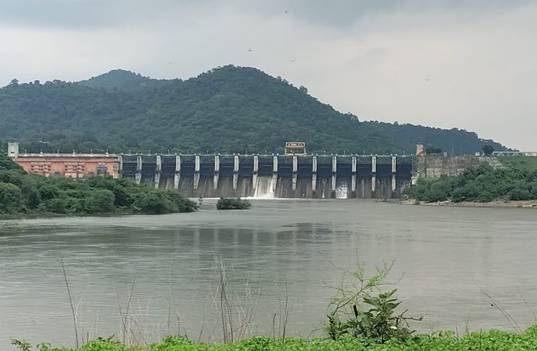 बढ़ते जलस्तर के बीच खुला ओबरा डैम का गेट, नदी किनारे बढ़ी सतर्कता.पूर्वा टाइम्स – भोला प्रसाद गुप्ता