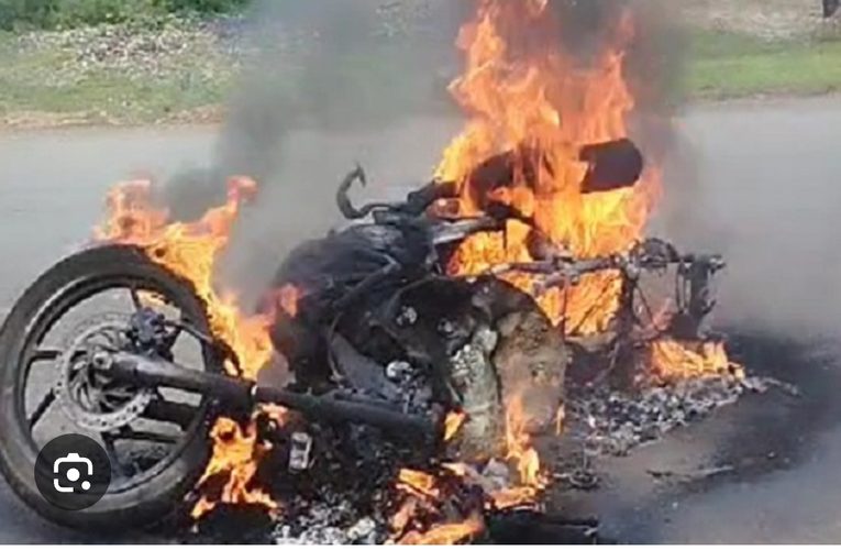 शराब के नशे में पेट्रोल डालकर बाइक फूंका मामले में उलझी पुलिस
