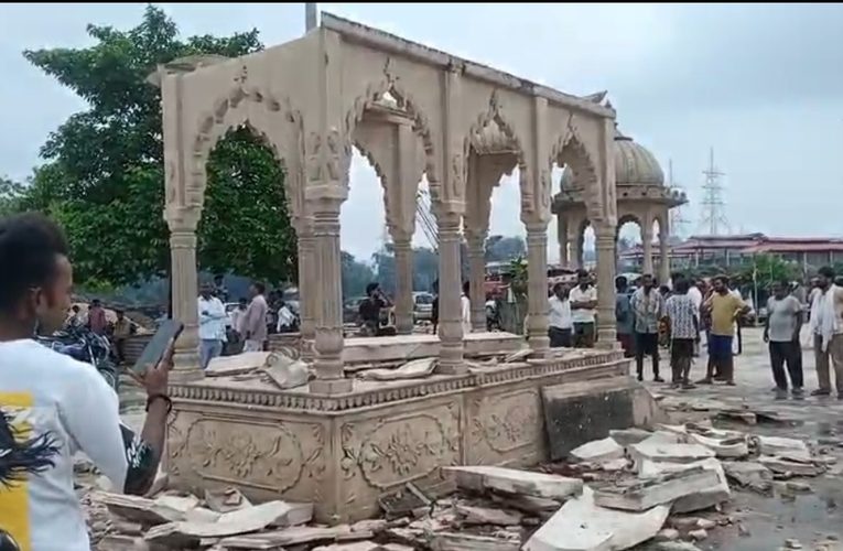 राजघाट पर आकाशीय बिजली गिरने से गुंबद गिरा, अधिवक्ता की मौत एक गंभीर रूप से घायल