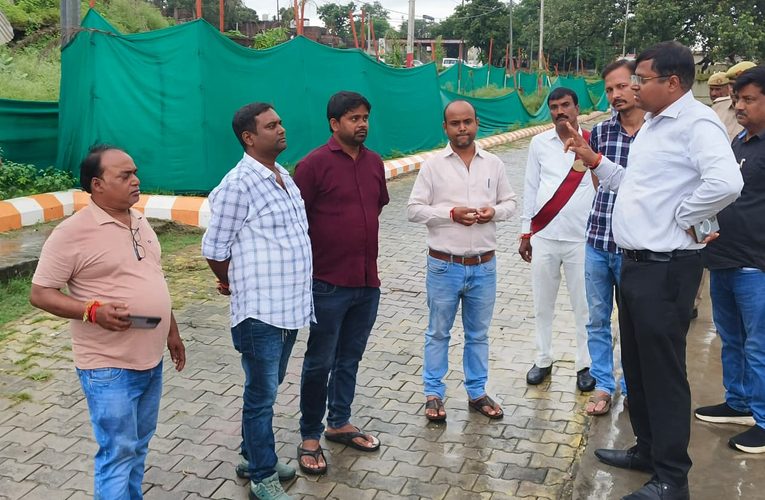 चोपन में सोन नदी के छठ घाट पर की गई बैरिकेडिंग