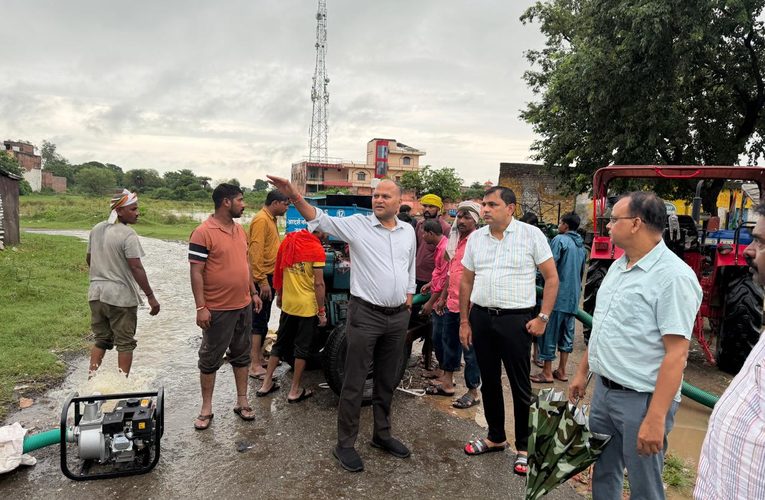 इमरती कॉलोनी के सामने जलभराव की समस्या के निराकरण हेतु नगर पालिका द्वारा जल निकासी कार्य जारी