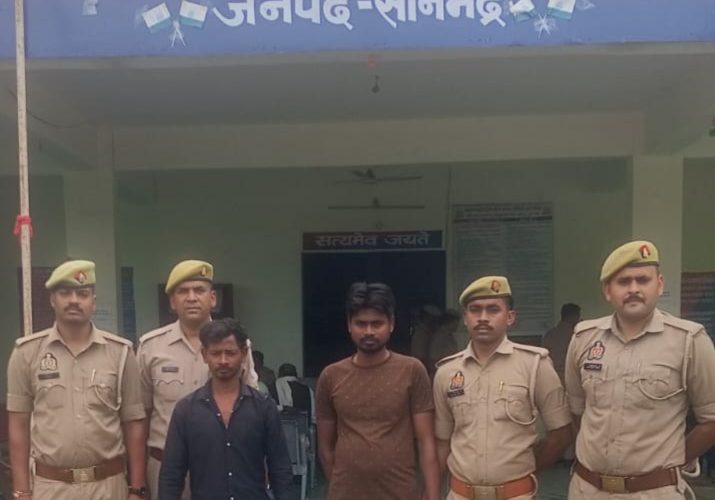 थाना ओबरा पुलिस द्वारा 02 नफर वारण्टी अभियुक्तों को गिरफ्तार कर मा0 न्यायालय रवाना किया गयापूर्वा टाइम्स – भोला प्रसाद गुप्तासोनभद्र – पुलिस अधीक्षक सोनभद्र अभिषेक वर्मा द्वारा जनपद में अपराध एवं अपराधियों की रोकथाम हेतु वांछित/वारण्टी अभियुक्तों की गिरफ्तारी के लिए चलाये जा रहे अभियान के क्रम में अपर पुलिस अधीक्षक मुख्यालय सोनभद्र अनिल कुमार के निर्देशन में एवं क्षेत्राधिकारी ओबरा सोनभद्र प्रभात राय के कुशल पर्यवेक्षण में थाना ओबरा पुलिस द्वारा 02 नफर वारण्टी अभियुक्तों को गिरफ्तार कर मा0 न्यायालय रवाना किया गया।गिरफ्तार अभियुक्तगण में मु0अ0सं0-275/2012 धारा-150/151 रेलवे अधिनियम से सम्बन्धित अभियुक्त राजेन्द्र बैगा पुत्र मुन्नीलाल, निवासी ग्राम पनारी टोला कुम्हिया, थाना चोपन, जनपद सोनभद्र, उम्र करीब 25 वर्ष तथा मु0अ0सं0-115/2023 धारा-363, 366 भादवि से सम्बन्धित अभियुक्त बबलू कुमार पुत्र मोहन, निवासी ओबरा स्टेशन सेक्टर-10, थाना ओबरा, जनपद सोनभद्र, उम्र करीब 32 वर्ष को गिरफ्तार किया गया।गिरफ्तार अभियुक्तगण का विवरण-