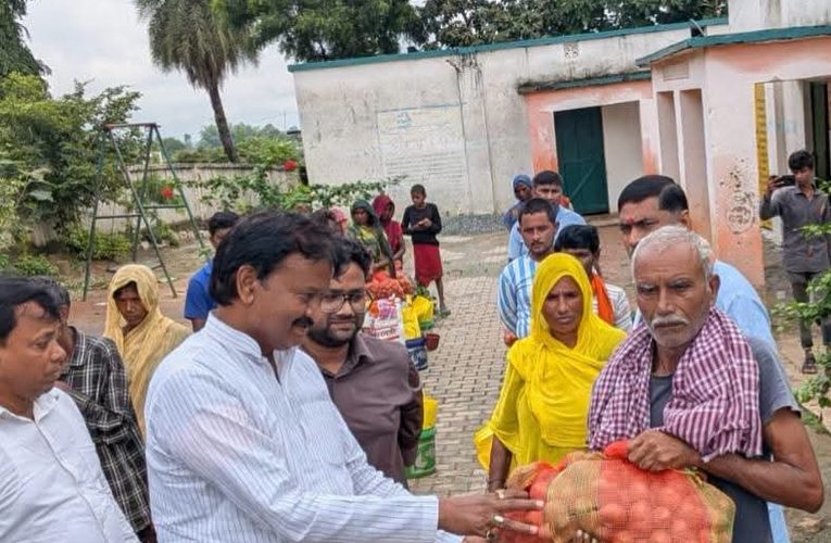 बाढ़ प्रभावित परिवारों के बीच पहुंचे विधायक घोरावल, वितरित की राहत किट