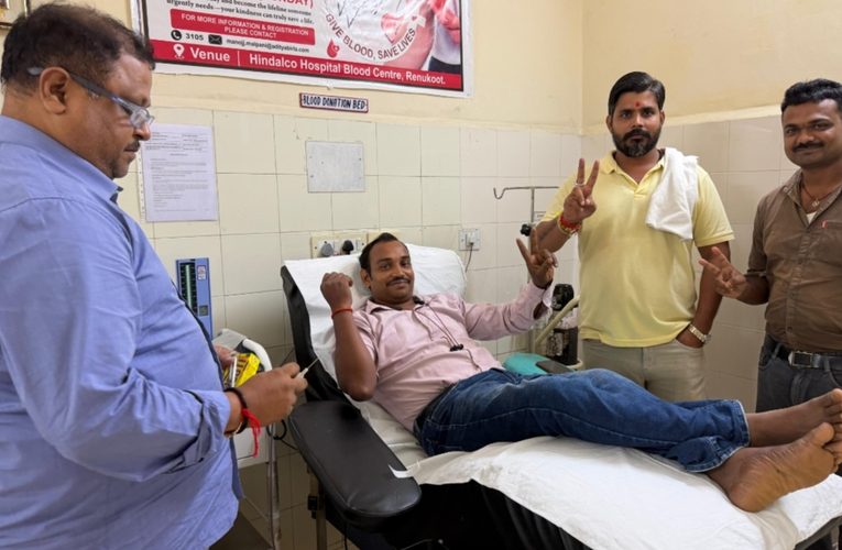 रेणुकूट मानवता ही सबसे बड़ा धर्म! समाजसेवी डब्ल्यू सिंह की पहल पर नगर ऊंटरी से आकर अरविंद मौर्य ने किया रक्तदान