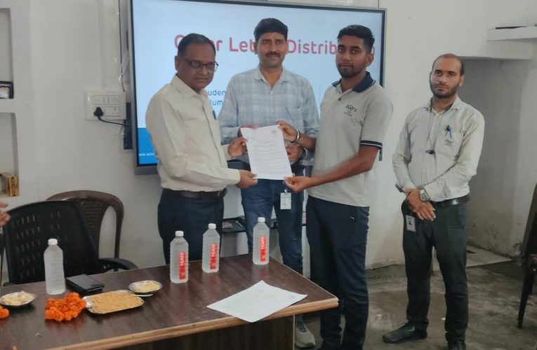 अडाणी कौशल विकास केन्द्र के प्रशिक्षुओं को नियुक्ति पत्र का वितरण