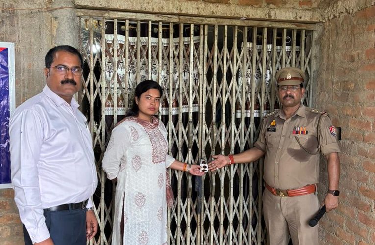 गैंगस्टर एक्ट के आरोपी हफीज पर कोन पुलिस और राजस्व विभाग की संयुक्त कार्रवाई.पूर्वा टाइम्स -समाचार