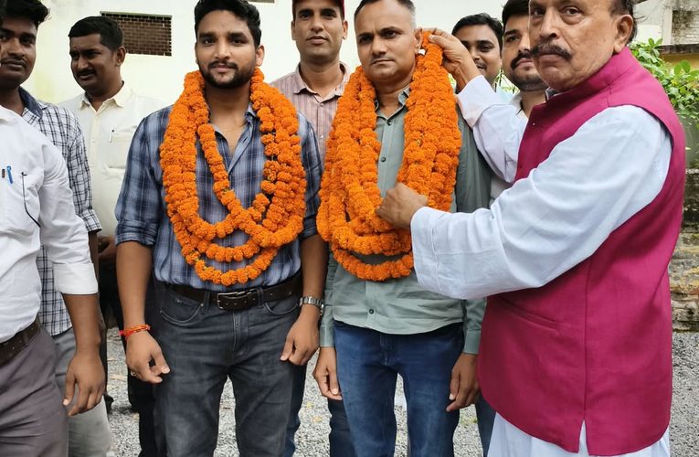 पूर्वा टाइम्स – समाचारसोनभद्र -ओबरा वन प्रभाग ओबरा सोनभद्र उत्तर प्रदेश के वन कर्मचारी संगठन की पिछली कार्यकारिणी को आज दिनांक 6/9/2026 को संजय कुमार श्रीवास्तव उप वन रेजर के द्वारा भंग करने के बाद नई कार्यकारिणी का गठन रमापति द्विवेदी वन दरोगा की अध्यक्षता में की गयी जिसमे अध्यक्ष सियाराम चौवे बन दरोगा एंव मंत्री बृजेश प्रजापति बन दरोगा को सर्व सम्मति से चयन किया गया जिसके वाद वहां पर मौजूद वन विभाग कर्मियों के द्वारा एक दुसरे को बधाई दिया गया