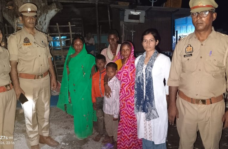 पूर्वा टाइम्स – समाचारसोनभद्र – आज दिनांक 05.09.2026 को प्रभारी निरीक्षक थाना चोपन को मोबाइल पर सूचना मिली कि घसिया बस्ती तेलगुड़वा से दो बच्चे जिनकी उम्र करीब 5 -6 वर्ष है कल दिनांक 04.09.2026 से लापता है ।सूचना मिलने पर तत्काल 02 टीम गठित किया गया जिसमें मिशन शक्ति केंद्र प्रभारी उप निरीक्षक रामज्ञान यादव, उप निरीक्षक अभय नाथ सिंह यादव, मुख्य आरक्षी शिवप्रताप यादव, महिला आरक्षी प्राची शुक्ला, महिला आरक्षी प्रीती सरोज को नामित कर बच्चों की खोजबीन शुरू की गई तथा काफी प्रयासों के बाद बच्चों को मारकुंडी गुर्मा मोड़ से बरामद कर उनके परिजनों को सूचना देते हुए बच्चों को सकुशल उनके परिजनों के पास उनके घर तेलगुड़वा पहुंचाया गया।