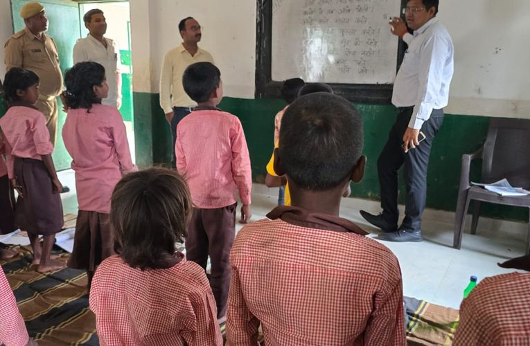 प्राथमिक विद्यालय बभनमरी में एसडीएम ओबरा ने परखी पठन-पाठन व्यवस्था