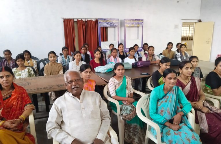 पूर्वा टाइम्स – समाचारसोनभद्र -उ०प्र० राज्य विधिक सेवा प्राधिकरण लखनऊ द्वारा जारी एक्शन प्लान के अनुसार एवं जनपद न्यायाधीश/अध्यक्ष जिला विधिक सेवा प्राधिकरण, सोनभद्र रामसुलीन सिंह के आदेशानुसार आज दिनांक 14.09.2026 को हिंदी दिवस के अवसर पर जागरूकता एवं साक्षरता शिविर का आयोजन संतकीनाराम महिला महाविद्यालय में आयोजित किया गया। उक्त शिविर में विद्यालय के प्राचार्य गोपाल सिंह एवं वक्ता शमशेर बहादुर सिंह चीफ लीगल एड डिफेन्स कॉउन्सिल तथा लगभग 160 छात्राओं द्वारा प्रतिभाग किया गया।कार्यक्रम के दौरान शमशेर बहादुर द्वारा बताया गया कि वर्ष 1918 में गांधी जी ने हिंदी साहित्य सम्मेलन में हिंदी भाषा को राजभाषा बनाने को कहा था। इसे गांधी ने जनमानस की भाषा भी कहा था। 14 सितंबर 1949 को संविधान सभा ने देवनागरी लिपि में लिखी गई हिन्दी को राजभाषा (आधिकारिक भाषा) के रुप में स्वीकार किया था, तब से प्रत्येक वर्ष 14 सितम्बर को हिन्दी दिवस के रुप में मनाया जाता है। इस दिवस को मनाये जाने का मुख्य उद्देश्य अग्रेंजी भाषा के बढ़ते प्रभाव के बीच देश में हिंदी भाषा के प्रचार-प्रसार, सम्मान और उसके प्रति जागरूकता बढ़ाना है। इसका मुख्य उद्देश्य वर्ष में एक दिन इस बात को लोगों के समक्ष रखना है कि जब तक वे हिन्दी का उपयोग पूर्ण रूप से नहीं करेंगे तब तक हिन्दी भाषा का विकास नहीं हो सकता है। इस एक दिन सभी सरकारी कार्यालयों में अंग्रेजी के स्थान पर हिन्दी का उपयोग करने की सलाह दी जाती है। इसके अतिरिक्त जो वर्ष भर हिन्दी में अच्छे विकास कार्य करता है और अपने कार्य में हिन्दी का अच्छी तरह से उपयोग करता है, उसे पुरस्कार द्वारा सम्मानित किया जाता है।इसके अलावा नालसा स्कीम, नशे से होने वाली बीमारियों तथा मद्य निषेध के संबंध में, महिलाओं के कल्याण के लिए बने कानूनों, उपभोक्ताओं के अधिकार एवं इसके लिए बनाये गये उपभोक्ता फोरम की कार्य प्रणाली तथा वृद्धजनों को विधिक सेवा देने के लिए जिला विधिक सेवा प्राधिकरण द्वारा उठाये गये प्रयासों के संबंध में विस्तृत जानकारी प्रदान की गयी।यह जानकारी राहुल, सिविल जज सी0डि0/सचिव (पूर्णकालिक) जिला विधिक सेवा प्राधिकरण, सोनभद्र द्वारा दी गई।
