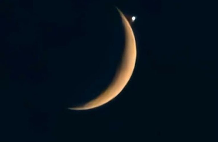 Sonbhadra News : सोनांचल के आसमान में दिखी चांद-शुक्र की अद्भुत जुगलबंदी, अर्थशाइन ने बढ़ाई खूबसूरती