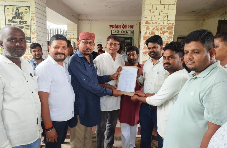 अघोषित बिजली कटौती से आक्रोशित नगरवासियों ने सबस्टेशन में किया प्रदर्शन