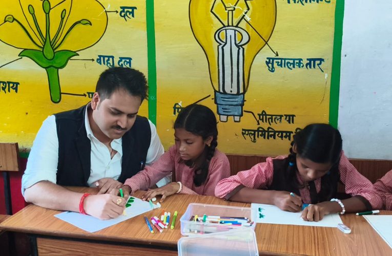 बच्चों के रंगों में सजा मेरे सपनों का भारत’, जिलाधिकारी ने बच्चों संग थामा ब्रश