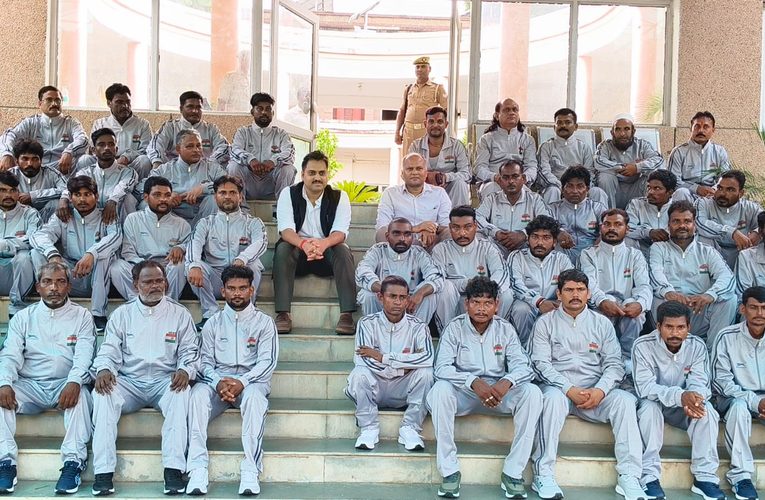 जिलाधिकारी चर्चित गौड़ ने सफाई कर्मियों को ट्रैकसूट व जूते प्रदान कर किया दोस्त-मित्र’ पहल का शुभारंभ