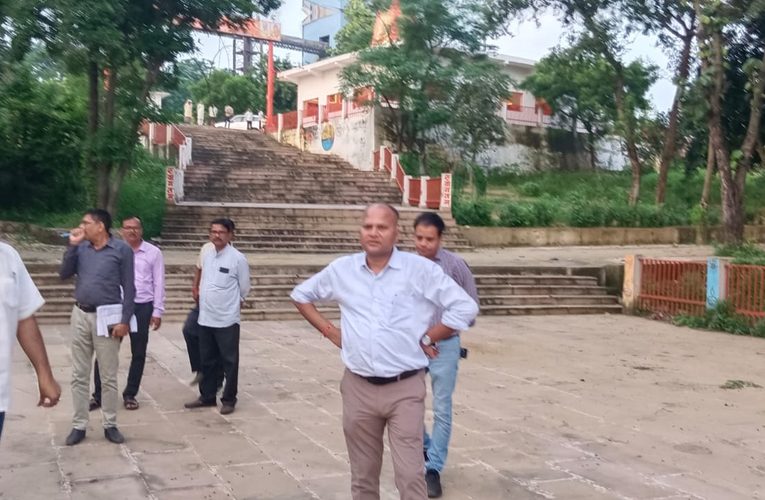 अपर जिलाधिकारी ने नगर पालिका सोनभद्र व नगर पंचायत चुर्क घुर्मा के निर्माण कार्यों का किया निरीक्षण, गुणवत्ता में कमी पर दिए कड़े निर्देश