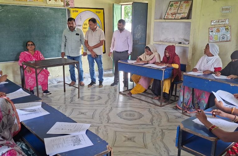 सोनभद्र में 816 परीक्षा केंद्रों पर साक्षरता परीक्षा सकुशल सम्पन्न, 8,207 शिक्षार्थियों ने किया प्रतिभाग