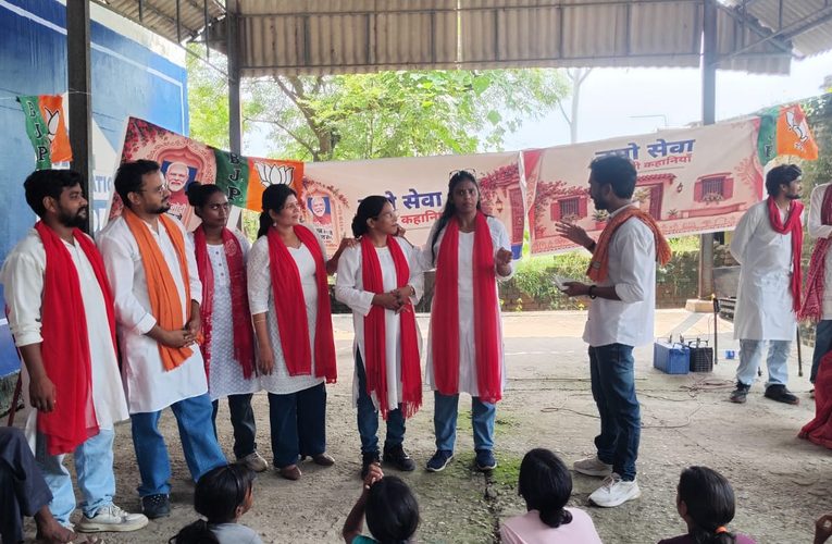 सेवा संकल्प अभियान के तहत मधुपुर, केकराही, करमा में नुक्कड़ नाटक से दिखाया गया प्रधानमंत्री श्री नरेंद्र मोदी जी का 25 वर्षों का सेवा सफर
